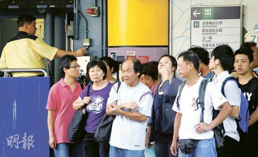 港鐵宣布向約1.2萬名員工加薪,九成半員工將加薪4.5%至6.8%,另獲相當於1.05個月薪的特別獎金,7月起生效。不過,6個工會表明不滿加幅低於要求7%,不排除發起工業行動。 (林振東攝)港鐵資方昨與6個工會會面,工會表明不滿意加薪方案,港鐵員工總會理事長林偉強(左)表示將先諮詢員工意見,不排除發起工業行動。(袁柏恩攝) 港鐵宣布向約1.2萬名員工加薪,九成半員工將加薪4.5%至6.8%,另獲相當於1.05個月薪的特別獎金,7月起生效。不過,6個工會表明不滿加幅低於要求7%,不排除發起工業行動。 (林振東攝)港鐵資方昨與6個工會會面,工會表明不滿意加薪方案,港鐵員工總會理事長林偉強(左)表示將先諮詢員工意見,不排除發起工業行動。(袁柏恩攝)