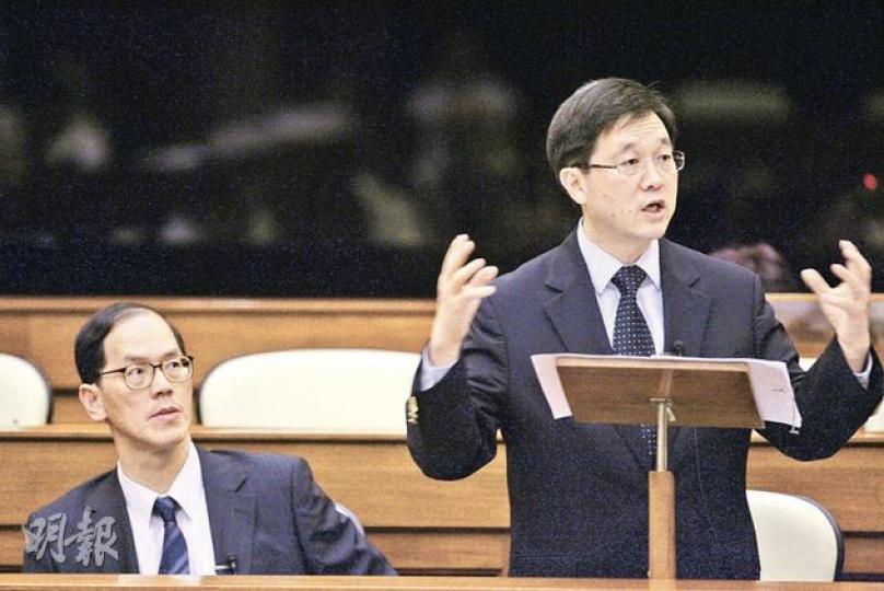 政制及內地事務局長林瑞麟昨表示,政府或在諮詢期後,微調遞補機制條例草案,包括研究是否容許自然出缺的立法會議席維持補選,以及限制議員辭職後不能同屆再參選。(郭慶輝攝) 政制及內地事務局長林瑞麟昨表示,政府或在諮詢期後,微調遞補機制條例草案,包括研究是否容許自然出缺的立法會議席維持補選,以及限制議員辭職後不能同屆再參選。(郭慶輝攝)