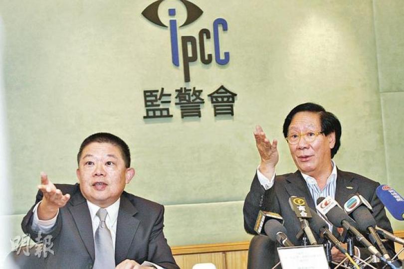 監警會去年收到涉及警方投訴大增近六成,當中近八成涉及警方態度或禮貌,監警會委員鄭經翰(右)建議警方改善前線人員態度。因應投訴增加,監警會秘書長朱敏健(左)稱年底前會增聘人手應付。(李紹昌攝)
監警會去年收到涉及警方投訴大增近六成,當中近八成涉及警方態度或禮貌,監警會委員鄭經翰(右)建議警方改善前線人員態度。因應投訴增加,監警會秘書長朱敏健(左)稱年底前會增聘人手應付。(李紹昌攝)