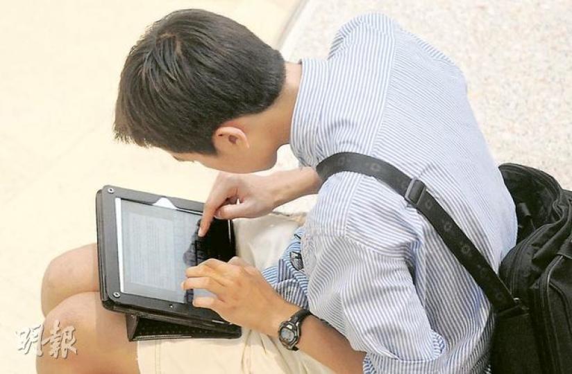 平板電腦功能多,容易令人沉迷,如用家不自覺長時間低頭使用,可能會引致脊椎退化現象,引發頭痛、頸痛、上肢麻痺和無力等問題。(尹錦恩攝)正常人頸部的生理孤度呈C字形(紅色線),圖為經常低頭使用平板電腦的病人X光片,其頸部生理弧度消失,接近直線(藍色線),頸椎骨之間空隙漸收窄。(余卓善攝)(明報製圖) 平板電腦功能多,容易令人沉迷,如用家不自覺長時間低頭使用,可能會引致脊椎退化現象,引發頭痛、頸痛、上肢麻痺和無力等問題。(尹錦恩攝)正常人頸部的生理孤度呈C字形(紅色線),圖為經常低頭使用平板電腦的病人X光片,其頸部生理弧度消失,接近直線(藍色線),頸椎骨之間空隙漸收窄。(余卓善攝)(明報製圖)