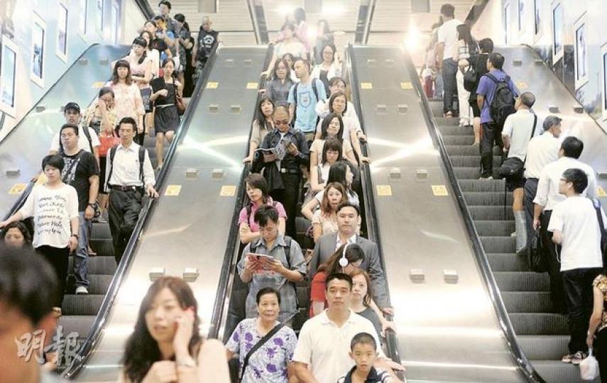 記者昨傍晚所見,港鐵中環站不少人都習慣靠右站(右),讓出左邊通道給心急乘客先行,但亦有較擠迫的電梯,兩邊也站滿人(左)。有學者及電梯維修人員均警告,這種「左行右企」的習慣會加速電梯機件損耗及增加乘客失平衡滾落樓梯風險。(余俊亮攝) 記者昨傍晚所見,港鐵中環站不少人都習慣靠右站(右),讓出左邊通道給心急乘客先行,但亦有較擠迫的電梯,兩邊也站滿人(左)。有學者及電梯維修人員均警告,這種「左行右企」的習慣會加速電梯機件損耗及增加乘客失平衡滾落樓梯風險。(余俊亮攝)