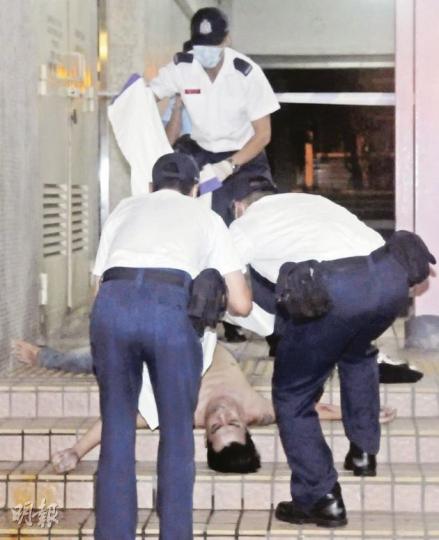 曾當《警訊》臨時演員的青年,昨凌晨從南昌邨昌遜樓高處墮下,當場身亡。(蔡方山攝)25歲青年疑摸錯門後墮樓身亡,現場消息指死者鼻孔有白色粉末,警方正調查案件內情。(蔡方山攝) 曾當《警訊》臨時演員的青年,昨凌晨從南昌邨昌遜樓高處墮下,當場身亡。(蔡方山攝)25歲青年疑摸錯門後墮樓身亡,現場消息指死者鼻孔有白色粉末,警方正調查案件內情。(蔡方山攝)