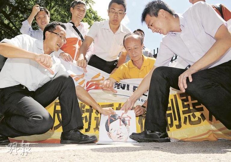 遞補機制一事上,政制及內地事務局長林瑞麟成為眾矢之的,新民主同盟昨日請願,要求林瑞麟下台。(劉焌陶攝) 遞補機制一事上,政制及內地事務局長林瑞麟成為眾矢之的,新民主同盟昨日請願,要求林瑞麟下台。(劉焌陶攝)