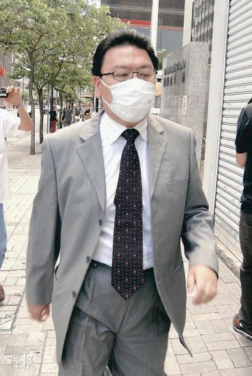 電盈直銷業務前總經理許尊傑(圖)昨午仍獲准保釋外出,享受最後一頓「自由午餐」,但下午散庭後即被收押候判。(林景輝攝) 電盈直銷業務前總經理許尊傑(圖)昨午仍獲准保釋外出,享受最後一頓「自由午餐」,但下午散庭後即被收押候判。(林景輝攝)