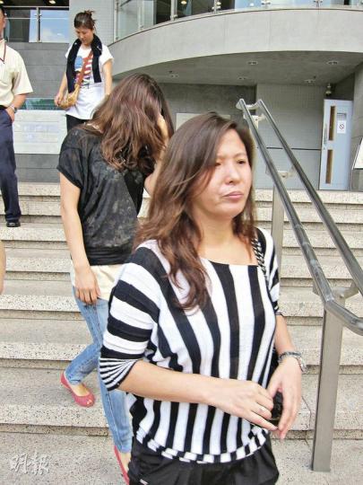 陳娟(前)及陳晶(後黑衫者)姊妹,去年底因買粥時「眼望望」遭被告用木櫈扑穿頭,昨日出庭作供。(林綺琪攝) 陳娟(前)及陳晶(後黑衫者)姊妹,去年底因買粥時「眼望望」遭被告用木櫈扑穿頭,昨日出庭作供。(林綺琪攝)