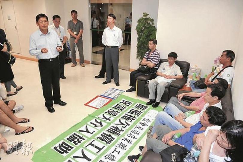 浸會大學副財務主任向被拖欠薪金的酒樓員工,講述校方開會後的方案。(衛永康攝)浸會大學內的酒樓聯福樓結業,被拖欠薪金的員工昨到校長室請願時,遭保安阻攔及推撞,上衣亦被扯破。(衛永康攝) 浸會大學副財務主任向被拖欠薪金的酒樓員工,講述校方開會後的方案。(衛永康攝)浸會大學內的酒樓聯福樓結業,被拖欠薪金的員工昨到校長室請願時,遭保安阻攔及推撞,上衣亦被扯破。(衛永康攝)