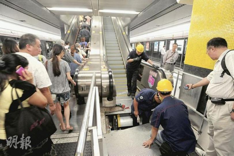 港鐵昨完成對全港港鐵站78部奧的斯513MPE扶手電梯的檢查,確認安全,圖為其中一部懷疑513MPE電梯的安全檢查情况。(尹錦恩攝) 港鐵昨完成對全港港鐵站78部奧的斯513MPE扶手電梯的檢查,確認安全,圖為其中一部懷疑513MPE電梯的安全檢查情况。(尹錦恩攝)