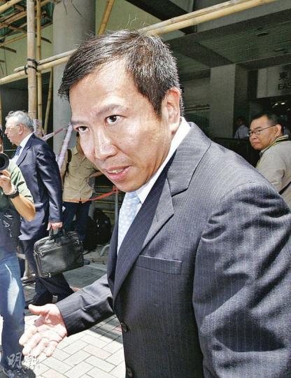 陳振聰被控偽造及使用虛假文書兩項罪名,案件昨日於東區裁判法院提訊,陳於庭上表情嚴肅,全程沒有笑容。(李紹昌攝) 陳振聰被控偽造及使用虛假文書兩項罪名,案件昨日於東區裁判法院提訊,陳於庭上表情嚴肅,全程沒有笑容。(李紹昌攝)