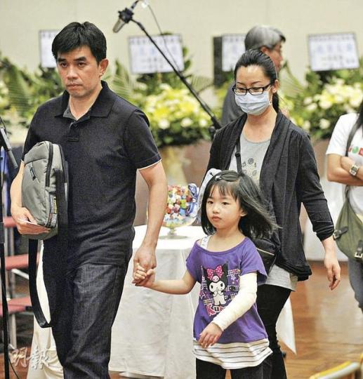 謝茵怡爸爸(左起)昨日與5歲幼女穎穎和太太一同出席大女茵怡的追思會。謝父坦言,因為茵怡給予的力量,讓他與幼女身體迅速康復起來,但心靈的傷痛,至今仍難以平復。(余俊亮攝)茵怡生前就讀的九龍真光中學,昨晚舉行追思會,有200多名茵怡的家人和朋友出席,校方特別為茵怡製作紀念集,讓茵怡的摯友能緬懷過去的點滴。(余俊亮攝)(明報製圖) 謝茵怡爸爸(左起)昨日與5歲幼女穎穎和太太一同出席大女茵怡的追思會。謝父坦言,因為茵怡給予的力量,讓他與幼女身體迅速康復起來,但心靈的傷痛,至今仍難以平復。(余俊亮攝)茵怡生前就讀的九龍真光中學,昨晚舉行追思會,有200多名茵怡的家人和朋友出席,校方特別為茵怡製作紀念集,讓茵怡的摯友能緬懷過去的點滴。(余俊亮攝)(明報製圖)