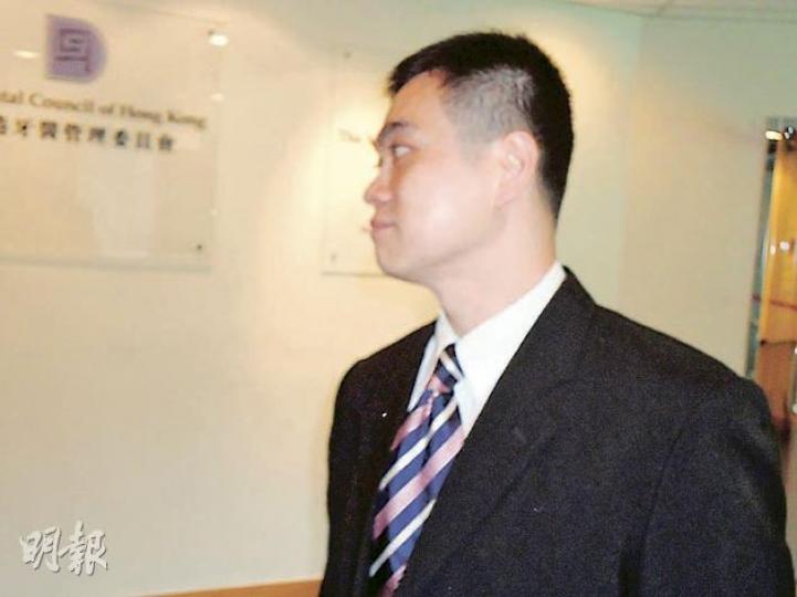 涉嫌專業失當的牙醫伍啟昌,昨日出席聆訊。(葉浩霖攝) 涉嫌專業失當的牙醫伍啟昌,昨日出席聆訊。(葉浩霖攝)