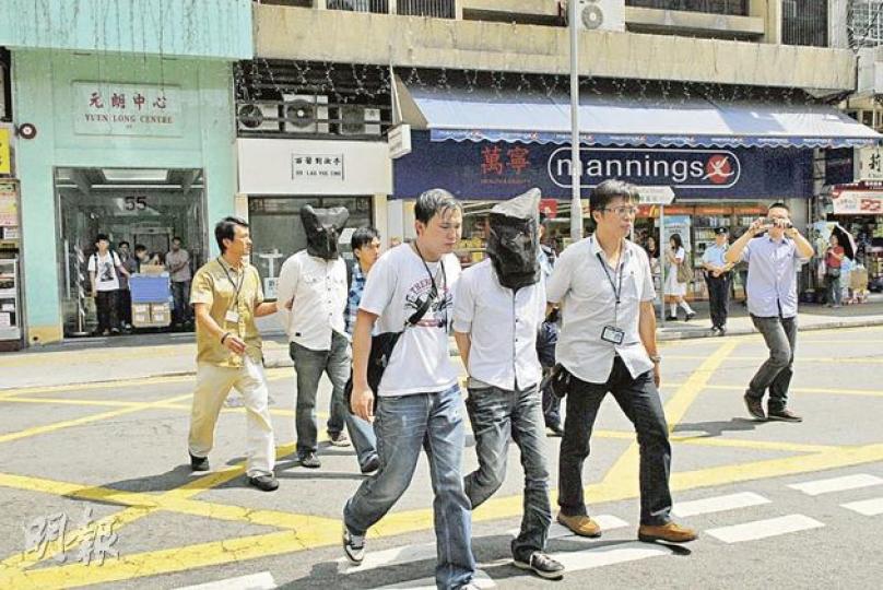 重案組搗破不良放債集團,其中在元朗壽富街元朗中心帶走兩名涉案男子。(鍾炳然攝)放債集團在路邊放置易拉架招客,事主非但未能借錢應急,反而負上更多債項。(鍾炳然攝) 重案組搗破不良放債集團,其中在元朗壽富街元朗中心帶走兩名涉案男子。(鍾炳然攝)放債集團在路邊放置易拉架招客,事主非但未能借錢應急,反而負上更多債項。(鍾炳然攝)