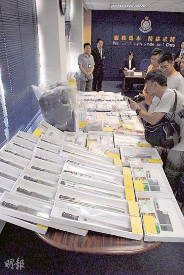 警方在暑假前在天水圍搗破毒品倉及武器庫,起出9公斤K仔及大批簇新利刀。(鍾炳然攝) 警方在暑假前在天水圍搗破毒品倉及武器庫,起出9公斤K仔及大批簇新利刀。(鍾炳然攝)