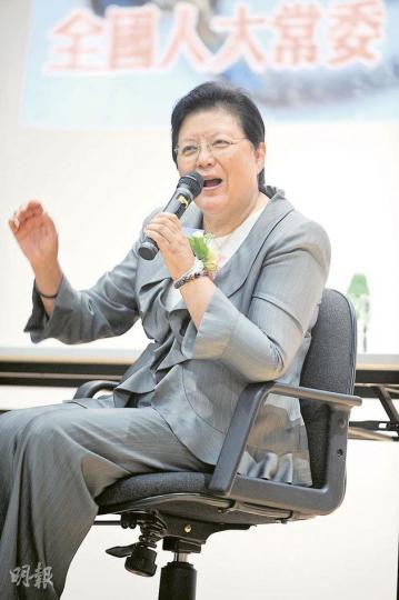 全國人大常委范徐麗泰度假休息後,昨日出席公開活動分享健康心得,自稱減壓後顯得精神奕奕,她昨日又宣布,會正式開始考慮角逐下一屆特首。(何家達攝) 全國人大常委范徐麗泰度假休息後,昨日出席公開活動分享健康心得,自稱減壓後顯得精神奕奕,她昨日又宣布,會正式開始考慮角逐下一屆特首。(何家達攝)