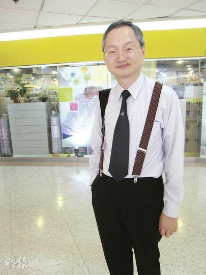 花了1045元入稟的何榮漢說,事件應交由法庭裁決,今次無論法庭最後裁定他勝訴或敗訴,都可節省大量用作諮詢等的公帑。(謝美琳攝) 花了1045元入稟的何榮漢說,事件應交由法庭裁決,今次無論法庭最後裁定他勝訴或敗訴,都可節省大量用作諮詢等的公帑。(謝美琳攝)