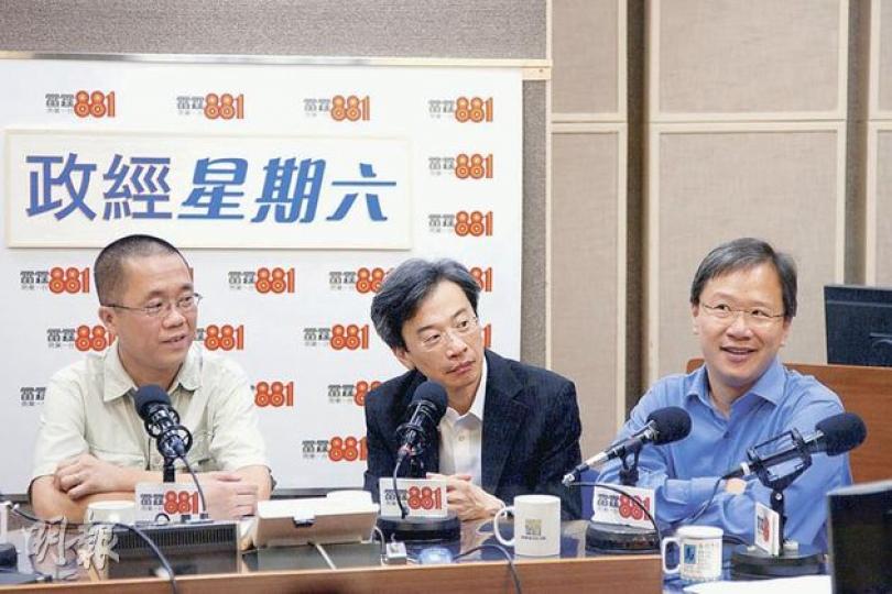 中港家庭權益會發言人曾冠榮(左)昨出席商台節目時表示,有港人內地配偶已申請法援準備就公院停收內地孕婦政策提出覆核。右起為關懷香港發言人郭家麒及立法會議員李國麟。(鄧宗弘攝) 中港家庭權益會發言人曾冠榮(左)昨出席商台節目時表示,有港人內地配偶已申請法援準備就公院停收內地孕婦政策提出覆核。右起為關懷香港發言人郭家麒及立法會議員李國麟。(鄧宗弘攝)