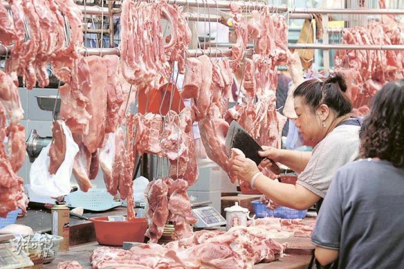 內地6月份食品價格上升14.4%,當中豬肉價按年勁升57.1%,本港鮮豬零售價亦升至每斤50元左右。有專家相信本港未來幾個月通脹或會升至7%。(尹錦恩攝)(明報製圖)(明報製圖) 內地6月份食品價格上升14.4%,當中豬肉價按年勁升57.1%,本港鮮豬零售價亦升至每斤50元左右。有專家相信本港未來幾個月通脹或會升至7%。(尹錦恩攝)(明報製圖)(明報製圖)