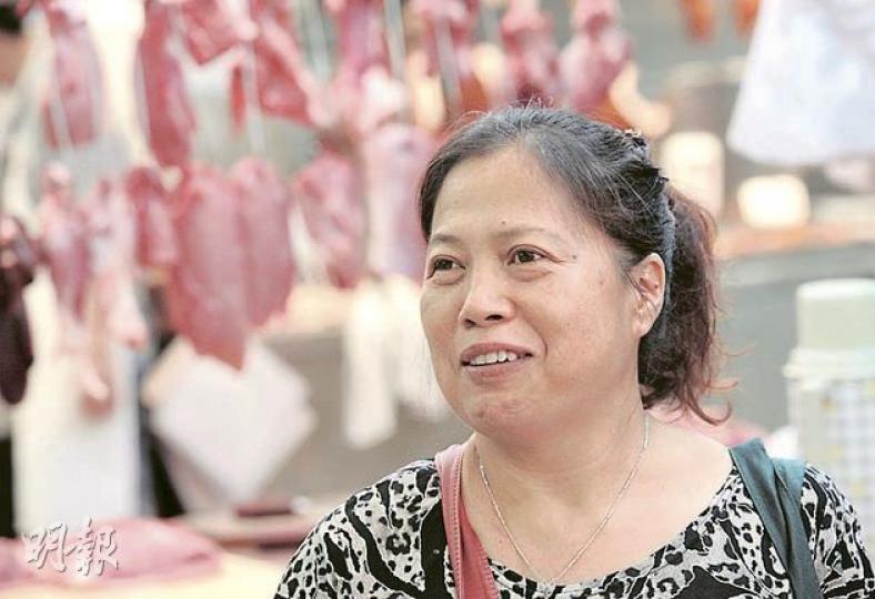 上水張女士投訴今年蔬果價錢上漲,豬肉價格亦高企,煲湯也不敢買太多豬肉。(尹錦恩攝) 上水張女士投訴今年蔬果價錢上漲,豬肉價格亦高企,煲湯也不敢買太多豬肉。(尹錦恩攝)