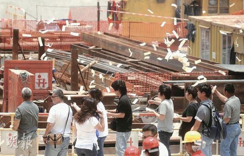 兩名枉死紮鐵工的家屬昨日到地盤拜祭時一邊撒溪錢一邊流淚,場面悲慘。(余俊亮攝)家屬昨到地盤上香拜祭,各人均傷心痛哭。(余俊亮攝)(明報製圖) 兩名枉死紮鐵工的家屬昨日到地盤拜祭時一邊撒溪錢一邊流淚,場面悲慘。(余俊亮攝)家屬昨到地盤上香拜祭,各人均傷心痛哭。(余俊亮攝)(明報製圖)