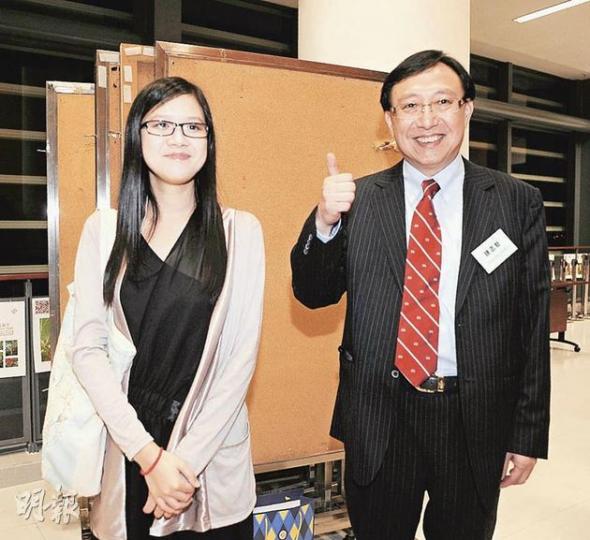 中大評議會主席候選人周澄(左)和陳志新(右)昨日大方合照,落敗的周澄表示會繼續鼓勵年輕校友參與會務,而陳志新表示會聽取校友的不同意見。(余俊亮攝) 中大評議會主席候選人周澄(左)和陳志新(右)昨日大方合照,落敗的周澄表示會繼續鼓勵年輕校友參與會務,而陳志新表示會聽取校友的不同意見。(余俊亮攝)