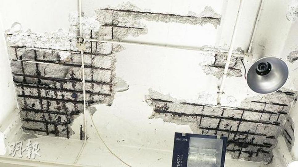 永發工廈排放的工業污水不僅侵蝕簷篷石屎鋼筋,致其崩潰倒塌,連地下車房的天花板石屎也嚴重剝落,露出駭人的第二層鋼筋。(余俊亮攝) 永發工廈排放的工業污水不僅侵蝕簷篷石屎鋼筋,致其崩潰倒塌,連地下車房的天花板石屎也嚴重剝落,露出駭人的第二層鋼筋。(余俊亮攝)