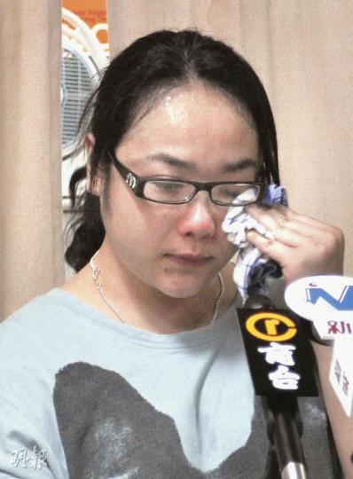 已故港人張嘉偉遺孀薛女士說，丈夫身故後，她一直接受心理治療，當年她3歲兒子的畫也以灰色為主色，一家人無法擺脫心理陰影。（胡學能攝）