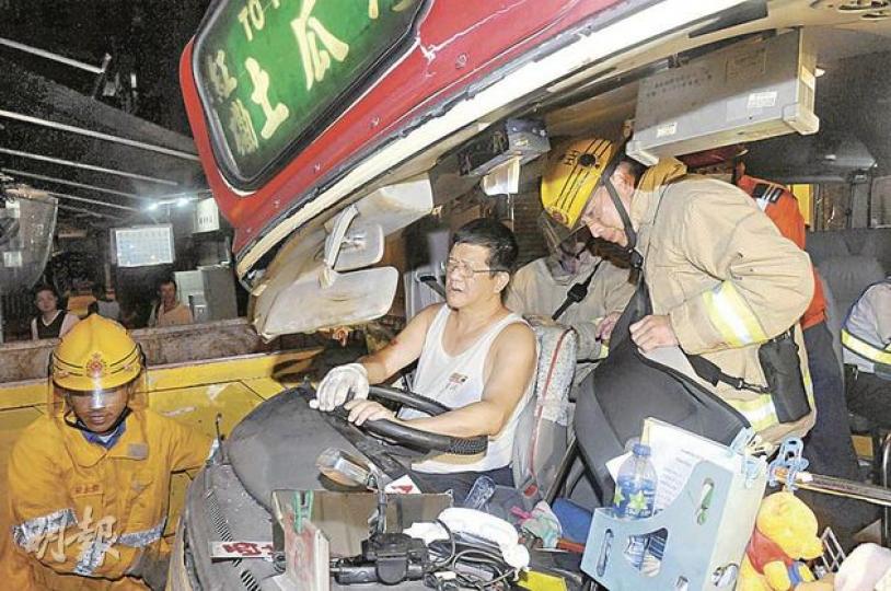 小巴失控撞向路邊環保車斗，司機由消防員救出時仍清醒，但其後情况危殆。（蔡方山攝）