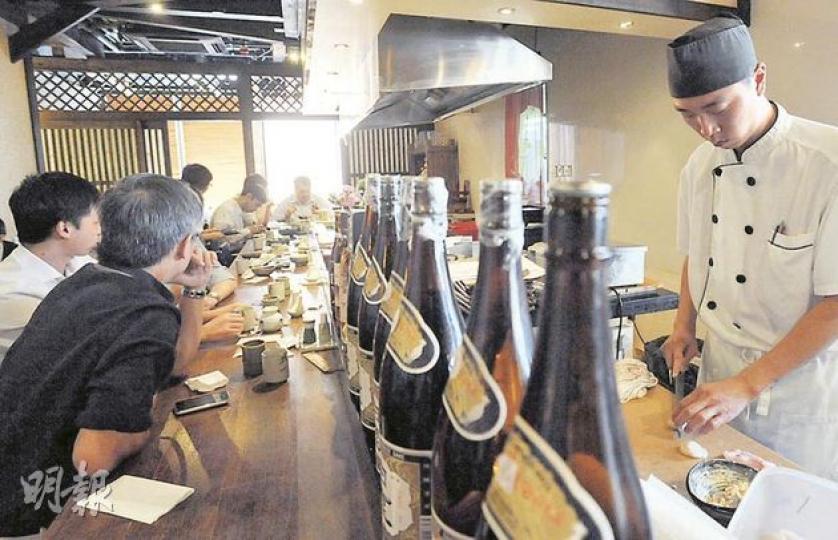 位於灣仔、走高檔食肆路線的誠日本料理，在日本大地震後4個月，生意較地震後初期已大為改善，午市更座無虛席，餐廳董事黃乃平稱，營業額仍未回復地震前水平，要「以守為攻」。（葉漢華攝）
