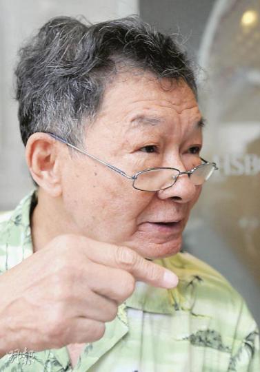 已退休的黃先生認為iBond的息率較高及風險偏低，昨日已認購兩手 。（劉焌陶攝）iBond昨日開始讓市民認購，但黃女士認為每人的認購額偏低，回報亦不吸引。（劉焌陶攝）