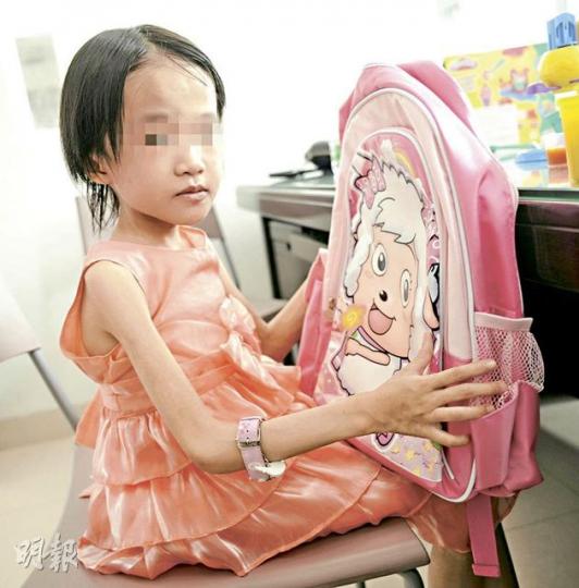 「皮包骨」7歲港籍女孩「童童」感激好心人送上的裙子及喜羊羊背囊，沉默的她昨在番禺救助站內不時露出笑容，網民均對她終獲生母接回香港生活表示欣慰。（余俊亮攝）童童的生父、生母及繼母昨分別乘坐兩輛「黑玻璃」七人車（圖）到達番禺救助站接走童童，記者事後才得悉童童亦在車內。（余俊亮攝）