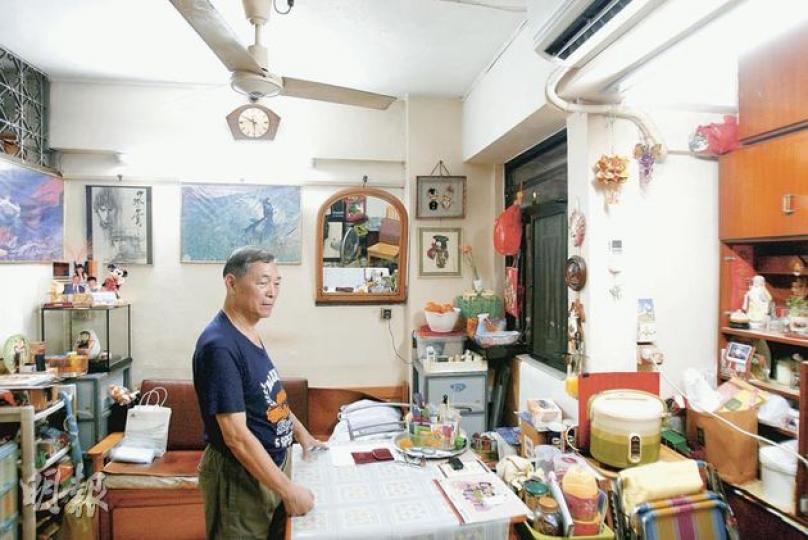 郭伯伯居住於長沙灣一個500多平方呎的自置物業，每月靠7000多元退休金生活，暫無意申請長者安老按揭計劃。（林振東攝）