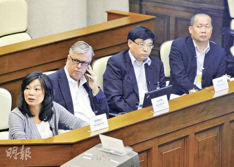 M+行政總監李立偉（左二）直言，不容博物館出現半點政治審查，更會爭取在港展出艾未未的藝術品。左一為民政事務局副秘書長甄美薇。（何家達攝）