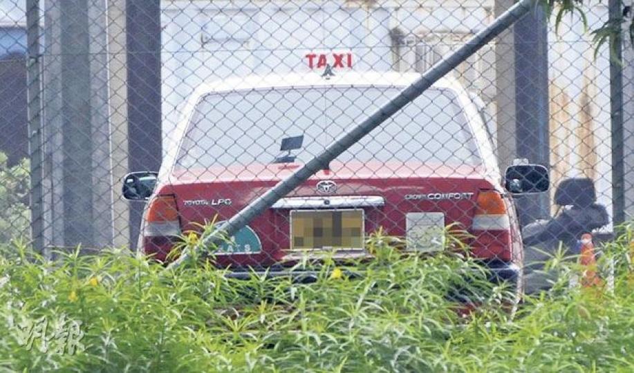 19歲少年曾經駕駛之的士，事後被拖到鰂魚涌汽車扣留中心等候調查。（蔡方山攝）