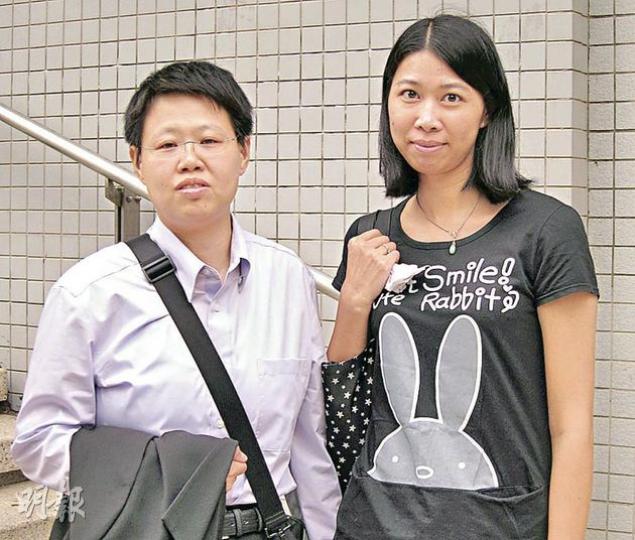 康文署票務助理梅淑明(左)及黃曉韻(右)涉多次為紅館小食亭監督違規大量購買演唱會門票,二人獲保釋外出,從容面對記者拍照。(林綺琪攝)(明報製圖) 康文署票務助理梅淑明(左)及黃曉韻(右)涉多次為紅館小食亭監督違規大量購買演唱會門票,二人獲保釋外出,從容面對記者拍照。(林綺琪攝)(明報製圖)