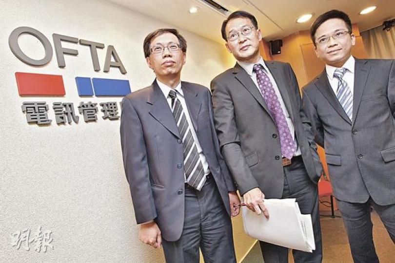 本港11間電訊服務供應商本月起推行守則,承諾會在非應邀合約中設立冷靜期、改善免費試用期、續約等安排。圖為電管局規管科主管卓聖德(左起)、助理總監劉光祥、高級電訊工程師趙佐達。(李紹昌攝)(明報製圖) 本港11間電訊服務供應商本月起推行守則,承諾會在非應邀合約中設立冷靜期、改善免費試用期、續約等安排。圖為電管局規管科主管卓聖德(左起)、助理總監劉光祥、高級電訊工程師趙佐達。(李紹昌攝)(明報製圖)