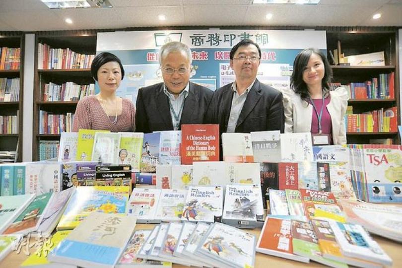 負責出版的香港教育圖書公司助理總編輯黃燕如(左一)指出,書商將於書展推出「電子補習班」 及模擬試卷,助新高中學生應試。(葉漢華攝) 負責出版的香港教育圖書公司助理總編輯黃燕如(左一)指出,書商將於書展推出「電子補習班」 及模擬試卷,助新高中學生應試。(葉漢華攝)