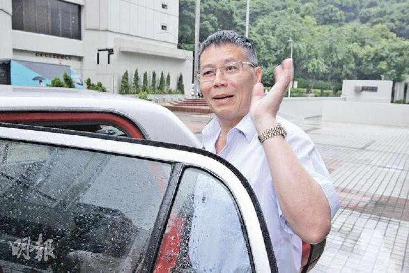 秦錦釗出獄後依然風光,被控不小心駕駛當日,正駕着平治房車出入赤柱豪宅富豪海灣。(郭慶輝攝) 秦錦釗出獄後依然風光,被控不小心駕駛當日,正駕着平治房車出入赤柱豪宅富豪海灣。(郭慶輝攝)
