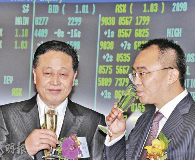 昨掛牌兩新股股價走勢各異,順風不幸破底,卓爾則力守招股價上。圖左起為順風光電董事長湯國強及卓爾發展主席閻志於上市儀式上。(劉焌陶攝) 昨掛牌兩新股股價走勢各異,順風不幸破底,卓爾則力守招股價上。圖左起為順風光電董事長湯國強及卓爾發展主席閻志於上市儀式上。(劉焌陶攝)