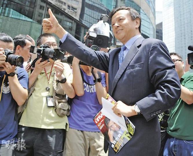 面對過百經紀到交易所遞交請願信,李小加親自接過信件及封面印上「李小加下台」標題的雜誌。(劉焌陶攝)(明報製圖) 面對過百經紀到交易所遞交請願信,李小加親自接過信件及封面印上「李小加下台」標題的雜誌。(劉焌陶攝)(明報製圖)
