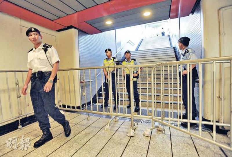 警方昨午4時封閉通往立法會大樓的港鐵站J1出口,站內亦擺放不少鐵馬。(余俊亮攝) 警方昨午4時封閉通往立法會大樓的港鐵站J1出口,站內亦擺放不少鐵馬。(余俊亮攝)