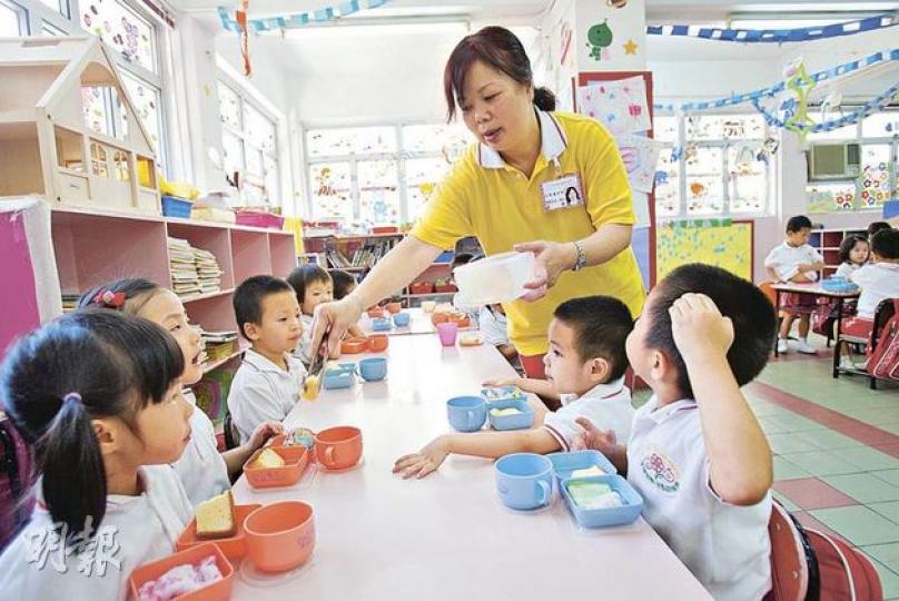 幼稚園協會永遠會長胡肖霞旗下有3所聖德肋撒幼稚園,今學年的租金比例約佔支出25至30%,其中一所位於大角嘴的大同新邨聖德肋撒幼稚園,租金佔支出四分之一,但學校教材、圖書、玩具不缺。圖為學生茶點時間,教師為30名學生分發蘋果及香蕉蛋糕。(鄧宗弘攝)
幼稚園協會永遠會長胡肖霞旗下有3所聖德肋撒幼稚園,今學年的租金比例約佔支出25至30%,其中一所位於大角嘴的大同新邨聖德肋撒幼稚園,租金佔支出四分之一,但學校教材、圖書、玩具不缺。圖為學生茶點時間,教師為30名學生分發蘋果及香蕉蛋糕。(鄧宗弘攝)