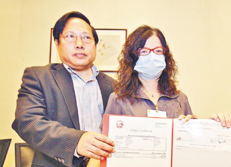 在嘉利大火中痛失兒子的姚女士(右)昨日與立法會議員何俊仁(左)召開記者會,姚表示,自己不懂電腦,一直信任李姓經紀,後來卻發現有人擅自利用存款購買巨額保單。(郭慶輝攝)1996年11月20日,23歲的胡志華在嘉利大廈周生生珠寶金行後勤部門工作,遇上五級火罹難,圖為當年意外的報道及胡的大學畢業照。(郭慶輝攝) 在嘉利大火中痛失兒子的姚女士(右)昨日與立法會議員何俊仁(左)召開記者會,姚表示,自己不懂電腦,一直信任李姓經紀,後來卻發現有人擅自利用存款購買巨額保單。(郭慶輝攝)1996年11月20日,23歲的胡志華在嘉利大廈周生生珠寶金行後勤部門工作,遇上五級火罹難,圖為當年意外的報道及胡的大學畢業照。(郭慶輝攝)