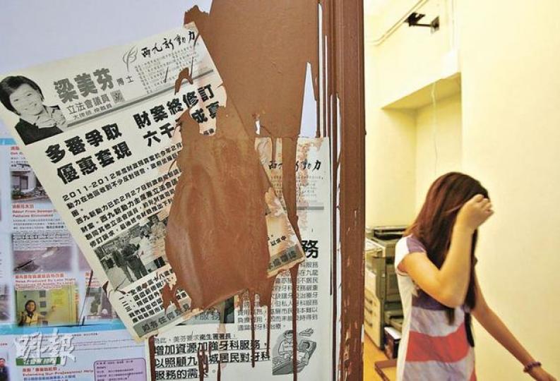 專業會議議員梁美芬位於紅磡(圖)及石硤尾的議員辦事處昨分別被人淋潑油漆,警方將之列為刑事毁壞案處理。(林振東攝) 專業會議議員梁美芬位於紅磡(圖)及石硤尾的議員辦事處昨分別被人淋潑油漆,警方將之列為刑事毁壞案處理。(林振東攝)