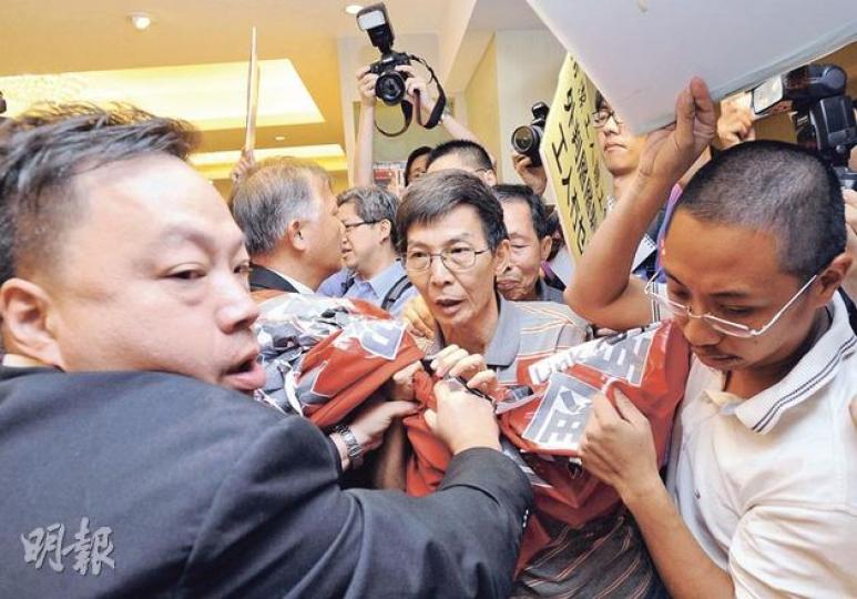 「監察領匯」到領匯股東大會場外請願,圖衝入會場要求行政總裁王國龍回應,與保安推撞。(何家達攝) 「監察領匯」到領匯股東大會場外請願,圖衝入會場要求行政總裁王國龍回應,與保安推撞。(何家達攝)