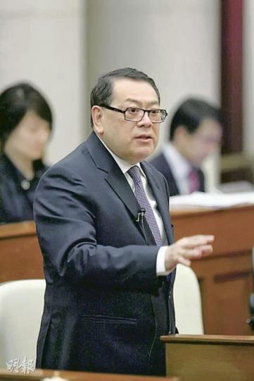 立法會地產及建造界議員石禮謙就高鐵討論中三度未有申報港鐵獨立非執董身分,昨日被議員個人利益監察委員會動議訓誡,動議在建制派反對下遭否決。(郭慶輝攝) 立法會地產及建造界議員石禮謙就高鐵討論中三度未有申報港鐵獨立非執董身分,昨日被議員個人利益監察委員會動議訓誡,動議在建制派反對下遭否決。(郭慶輝攝)