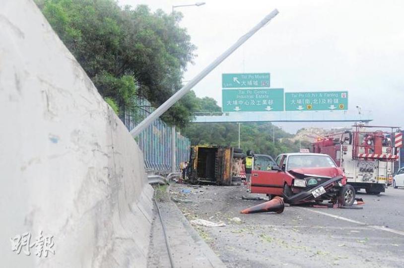 車禍後的士在路面打轉,車頭逆向停在路中,被撞垃圾車撼壆後撞毁燈柱,繼而衝前翻側,釀成兩人受傷。(蔡方山攝)垃圾車的南亞裔跟車工人,腳部被緊夾一度被困,由消防救出後送院。(蔡方山攝) 車禍後的士在路面打轉,車頭逆向停在路中,被撞垃圾車撼壆後撞毁燈柱,繼而衝前翻側,釀成兩人受傷。(蔡方山攝)垃圾車的南亞裔跟車工人,腳部被緊夾一度被困,由消防救出後送院。(蔡方山攝)