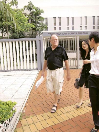 在香港航空任職的美籍機師Jones Steven Walter,醉酒後在街上持萬用摺刀指嚇警員,被控在公眾地方管有攻擊性武器罪。(林綺琪攝) 在香港航空任職的美籍機師Jones Steven Walter,醉酒後在街上持萬用摺刀指嚇警員,被控在公眾地方管有攻擊性武器罪。(林綺琪攝)