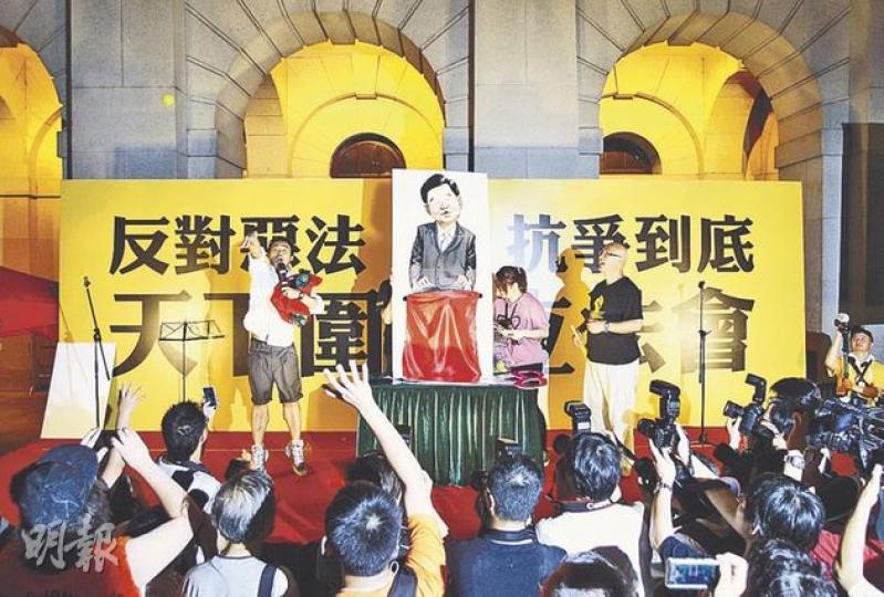 人民力量昨晚在立法會外的集會有數百名市民出席,他們不滿負責遞補機制的政務及內地事務局長林瑞麟,多次高呼「林瑞麟下台」。(林振東攝)約20名公民黨及民協代表抗議警方在七一遊行中涉濫用警權及武力,昨向警務處長曾偉雄(右)遞信。曾偉雄其後回應指尊重示威集會自由,但若有人破壞社會秩序會果斷執法。(陳志偉攝) 人民力量昨晚在立法會外的集會有數百名市民出席,他們不滿負責遞補機制的政務及內地事務局長林瑞麟,多次高呼「林瑞麟下台」。(林振東攝)約20名公民黨及民協代表抗議警方在七一遊行中涉濫用警權及武力,昨向警務處長曾偉雄(右)遞信。曾偉雄其後回應指尊重示威集會自由,但若有人破壞社會秩序會果斷執法。(陳志偉攝)