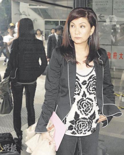 樂易玲昨日心情似乎不太好,在法院大樓內拒絕回應任何文字記者的提問,且全程「黑面」表現冷淡(上圖),但甫出法院門外面對電視台的攝影機,立即「變臉」展露笑容(下圖)。(尹錦恩攝)被下屬樂易玲指「賣藝人豬仔」的陳志雲,昨獨自撐傘離開法院,未見好友王喜陪伴。(劉焌陶攝)(明報製圖)(明報製圖) 樂易玲昨日心情似乎不太好,在法院大樓內拒絕回應任何文字記者的提問,且全程「黑面」表現冷淡(上圖),但甫出法院門外面對電視台的攝影機,立即「變臉」展露笑容(下圖)。(尹錦恩攝)被下屬樂易玲指「賣藝人豬仔」的陳志雲,昨獨自撐傘離開法院,未見好友王喜陪伴。(劉焌陶攝)(明報製圖)(明報製圖)