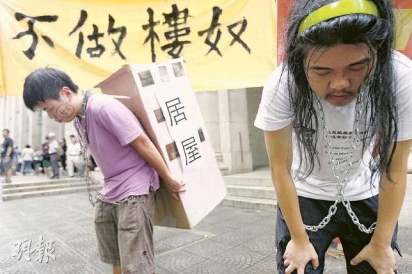 房屋是本港社會最關注議題，特首曾蔭權昨日到立法會出席答問大會，有市民趁機向特首請願，表示「不做樓奴」，要求復建居屋。（林振東攝）特首曾蔭權昨日在答問大會上指出，聽到市民對復建居屋有強烈訴求，明白「樓價貴、置業難」是核心社會矛盾，承諾10月公布的施政報告中，將全盤交代房屋政策。（李紹昌攝）