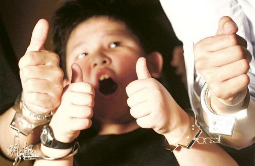 有家長帶同小孩參加立法會外示威，他們以手銬互相扣着手腕，包圍立會，其後和平散去。（林振東攝）人民力量發動示威，組成兩層手銬人鏈包圍立法會，抗議警方在七一遊行中以手銬鎖起示威者。（林振東攝）由中學生組成的「90後動員」，昨於立法會門外模仿網絡紅人「仆街少女」，盼以另類、冷靜手法展示訴求。（余俊亮攝）人民力量的示威者在答問大會完結後，意圖於遮打道「歡送」特首曾蔭權離開立法會，警方築起多層人鏈及鐵馬分隔。在眾多紙飛機中，有一架屬於教師王先生，他自言因不滿遞補機制，獻出人生「最激烈的一次」。（余俊亮攝）